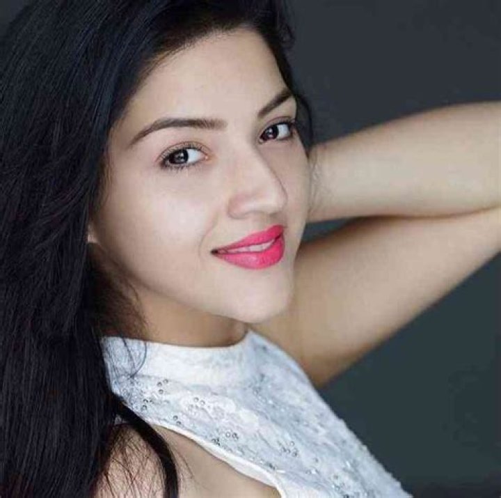 Mehreen Pirzada Biography, Age, Height, Husband, Net Worth, Family